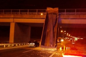 Damperi a&ccedil;ık kalan kamyon &uuml;st ge&ccedil;ide &ccedil;arptı