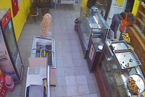 İşe başladığı g&uuml;n hem patronu hem kasayı soydu
