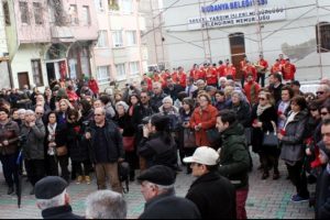 Bursa'da M&uuml;badiller bando eşliğinde denize karanfil bıraktı