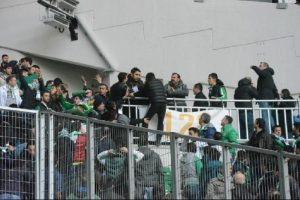 Bursaspor-Amed Sportif ma&ccedil;ında Bursalı taraftarlar birbiriyle kavga etti