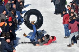 Kardan Adam Şenliği'nde kayarken d&uuml;şen 22 kişi yaralandı