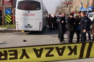 87 yaşındaki adam otob&uuml;s&uuml;n altında can verdi