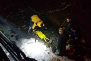 K&ouml;pr&uuml;den dereye atlayan Suriyeli'yi polisler kurtardı