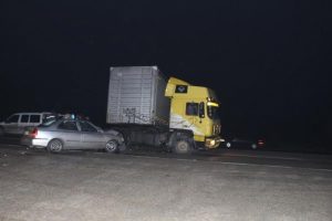 Otomobil TIR'a &ccedil;arptı, aynı aileden 5 kişi yaralandı