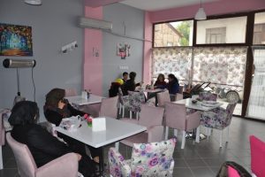 Bursa'da bu kafeye erkekler giremiyor