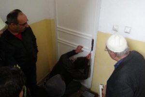 Kapının kolu kırılınca evde mahsur kaldı