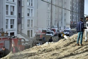 Asans&ouml;r iş&ccedil;ilerle birlikte yere &ccedil;akıldı