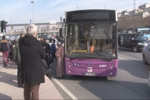 İstanbul'da kamyonet ile belediye otob&uuml;s&uuml; &ccedil;arpıştı: &Ccedil;ok sayıda yaralı var