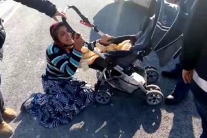Dilenci kadın, &ccedil;ığlık atarak zabıtaya direndi