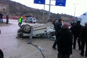 Karab&uuml;k'te 2 otomobil &ccedil;arpıştı: 11 yaralı