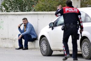 Tabancayı başına dayayıp polisten ka&ccedil;tı