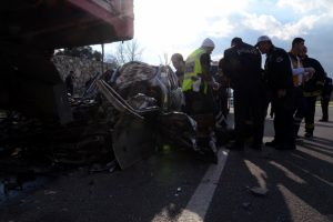 Bursa'da kamyonun altına giren otomobilde feci şekilde can verdi