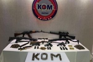 Hatay'da silah ve uyuşturucu operasyonu: 6 g&ouml;zaltı