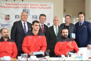 Bursa'da başarılı eskrimcilere jest