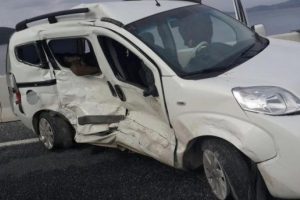 Hafif ticari ara&ccedil; karşı şeride ge&ccedil;ti: 1 &ouml;l&uuml; 5 yaralı