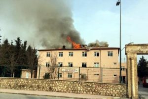 Nusaybin'de PKK'lılar eski hastaneyi ateşe verdi