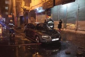 Yol kapatan ter&ouml;ristler ara&ccedil; yaktı