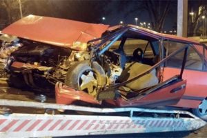 Bariyerlere &ccedil;arpan ara&ccedil; hurdaya d&ouml;nd&uuml;: 3 yaralı