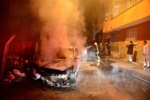 Adana'da PKK yandaşları 6 aracı kundakladı