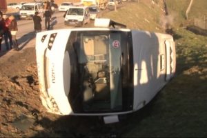 İstanbul'da iş&ccedil;i servisi devrildi: 8 yaralı