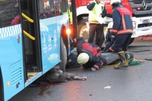 Camiye giderken otob&uuml;s &ccedil;arptı