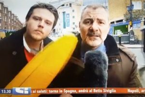 Muhabire canlı yayında eziyet