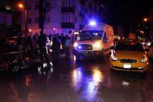 Taksinin &ccedil;arptığı motosiklet s&uuml;r&uuml;c&uuml;s&uuml; yaralandı
