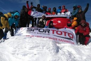 S&uuml;phan Dağı kış tırmanışında 20 dağcı zirve yaptı