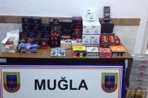 Otomobildeki ka&ccedil;ak cinsel uyarıcı &uuml;r&uuml;nlere 2 g&ouml;zaltı