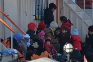 Dikili a&ccedil;ıklarında 127 Suriyeli yakalandı