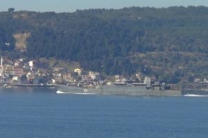 Rus savaş gemisi &Ccedil;anakkale Boğazı'ndan ge&ccedil;ti