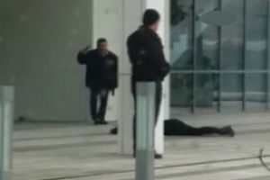 &Ouml;ld&uuml;rd&uuml;ğ&uuml; kız arkadaşının başında bekledi!