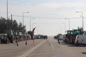 Yunanlı &ccedil;ift&ccedil;iler sınırı kapattı