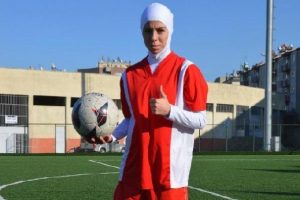 Kadın futbolcu t&uuml;rbanıyla ma&ccedil;a &ccedil;ıktı
