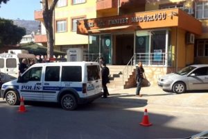 Otogarda 'canlı bomba' d&uuml;zeneği ve silahlarla yakalandılar