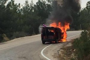 Hafif ticari ara&ccedil; alev aldı, 7 &ccedil;ocuk son anda &ccedil;ıkarıldı