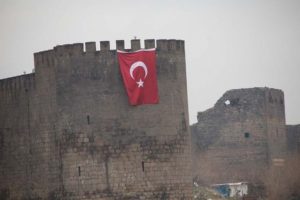 Sur'da surlara dev bayrak