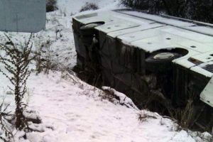 Malatya'da yolcu otob&uuml;s&uuml; devrildi: 13 yaralı