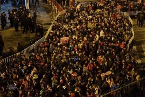 &Ccedil;in'de on binlerce yolcu tren istasyonunda mahsur kaldı