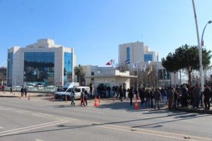 Yerlerinden olan pazarcılar belediyeye tepki g&ouml;sterdi