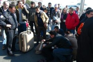 Yaralanan kızını g&ouml;r&uuml;nce sinir krizi ge&ccedil;irdi