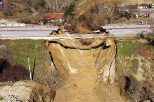 Karab&uuml;k'te sel: Karayolu &ccedil;&ouml;kt&uuml; mahalle su altında kaldı