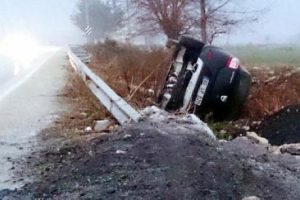 Hafif ticari ara&ccedil; devrildi: 2 yaralı