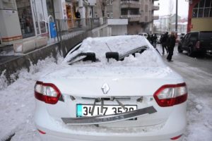 Hakkari'de &ccedil;atıdan otomobilin &uuml;zerine kar k&uuml;tlesi d&uuml;şt&uuml;