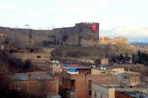Sur'a dev T&uuml;rk bayrağı asıldı