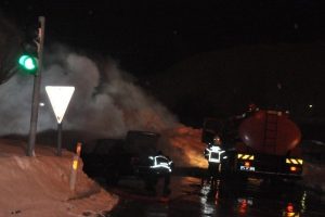 Bitlis'te seyir halindeki ara&ccedil; yandı