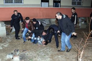 37 su&ccedil;tan aranan şahıs ile polis arasında kovalamaca