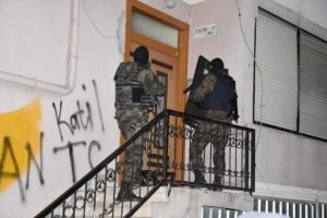 İstanbul K&uuml;&ccedil;&uuml;k&ccedil;ekmece'de ter&ouml;r operasyonu
