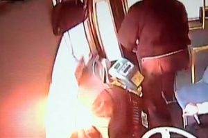 Halk otob&uuml;s&uuml;ne molotoflu saldırı anı kamerada