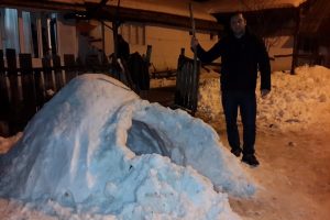 Bursa'da kardan yapılan igloya 17 kişi sığdılar